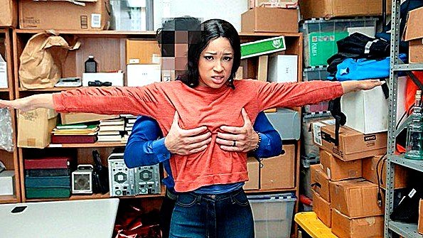 Он снял с кокетки шорты и трахал её до оргазма