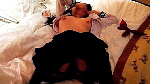 Он мастурбирует перед своей девушкой и кончает