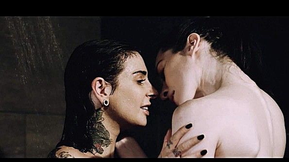 Две сестры занимаются сексом с чернокожим парнем на камеру