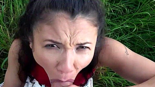 Дьявольски красивая шлюха использует вибратор