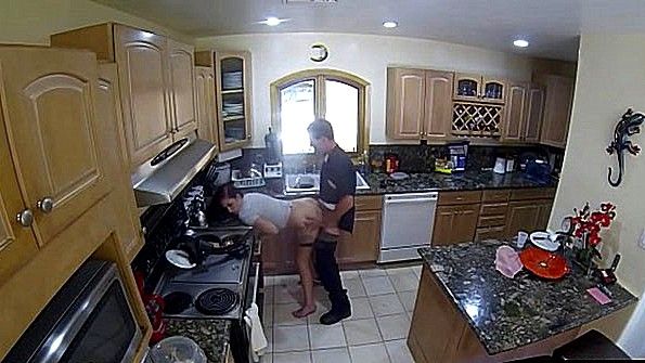 Чернокожий парень заставляет шлюху стонать