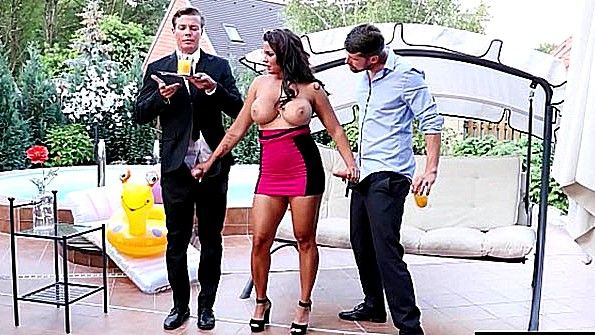 Моет грудь подруги в душе и ласкает ее