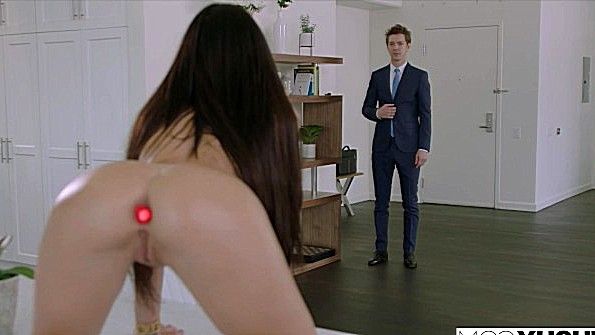 Домохозяйка активно сосет член своего мужа