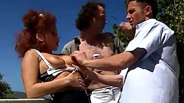 Он дал маме вибратор и начал заниматься с ней сексом на кухне