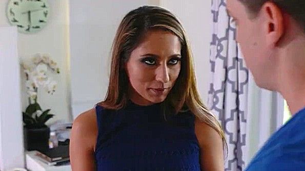 Возбужденные кокетки с энтузиазмом занимаются сексом с парнем