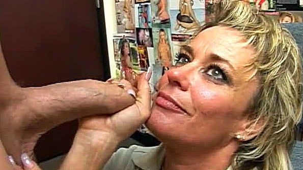 В порно-подборке японских женщин в наручниках грубо насилуют