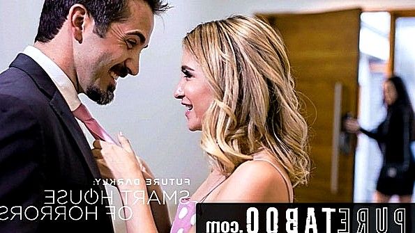 Две девушки трахнули чернокожего парня в задницу на улице