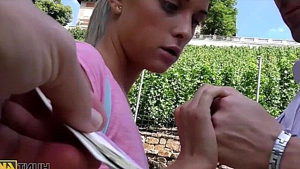 Блондинка занимается сексом в машине