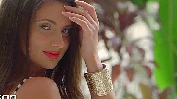 Девушку жестко трахают в каждую дырку (依次插入每个部位,保持简洁)