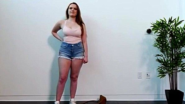 Молодая девушка лижет член и наслаждается спермой