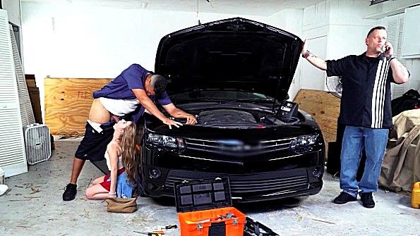 Она соблазнила мужа, нарядившись, и начала заниматься с ним сексом