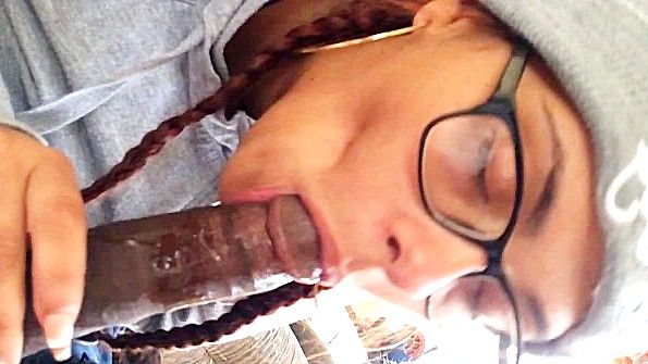 Старушка снимает трусики и ласкает свою вагину