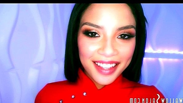 Скрытая камера запечатлела парня с азиаткой