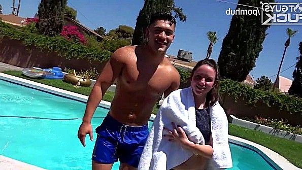 Возбужденная девушка получает анальный секс