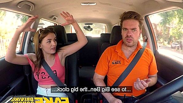 Она не давала подруге спать и принуждала её к сексу