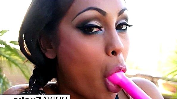 Массажистка азиатской внешности предложила секс