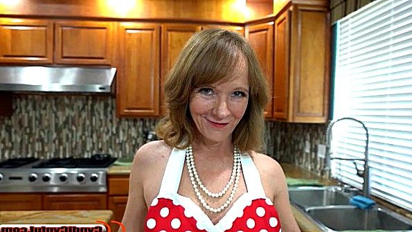 Сучка ласкала парня и девушку для секса втроём