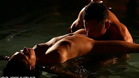 Двойное проникновение в шлюху с помощью пениса и вибратора