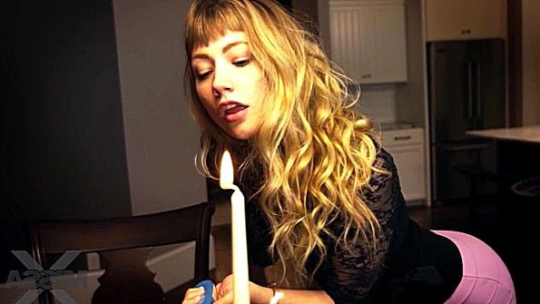 Молодая женщина активно мастурбирует пенис и ждет эякуляции