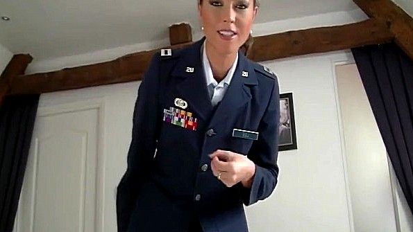 Женщины целуются во дворе и занимаются сексом дома