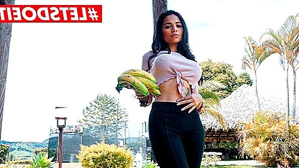 Русская девушка на четвереньках перед веб-камерой