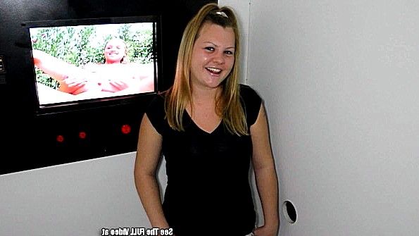 Пышногрудая красотка на природе с обнаженной грудью