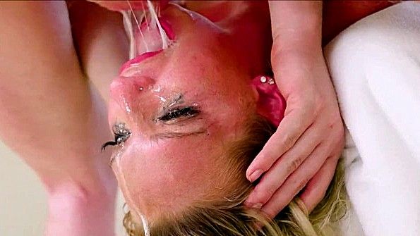 Русская девушка подвергается двойному проникновению