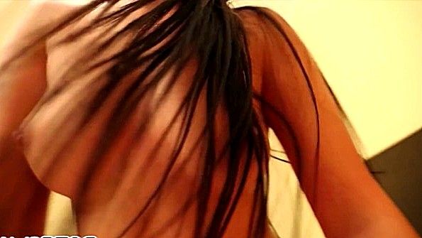 Она села на член чернокожего мужчины и застонала