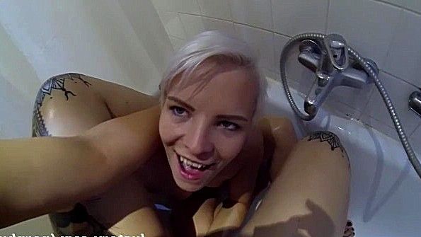 Игривую сестру трахает брат прямо в машине