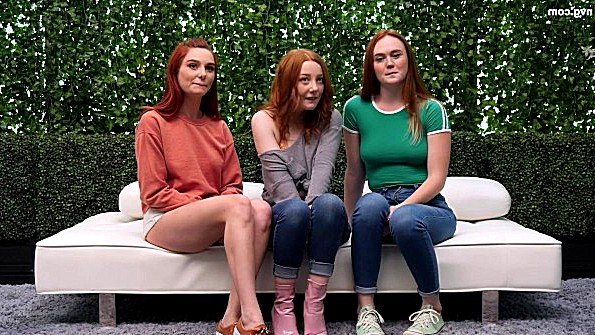 Женщина в очках получает сперму