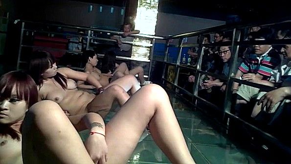 Она использовала жесткий фаллоимитатор и трахнула свою подругу