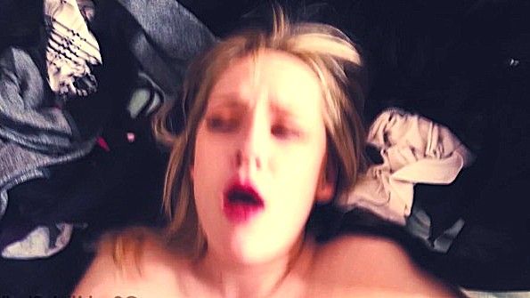 Жесткое двойное проникновение в красных чулках