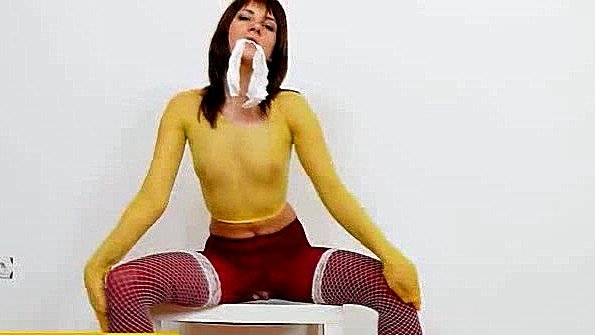 Очень грубо сжимает пенис и яички раба