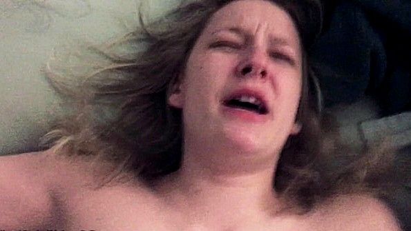 Мастурбирует в трусиках и теряет контроль