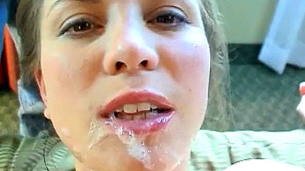 Шаловливая любительница кончает онлайн