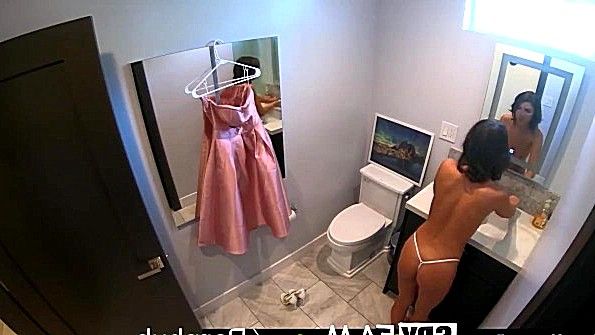 Женщины в нижнем белье, закованные в кандалы