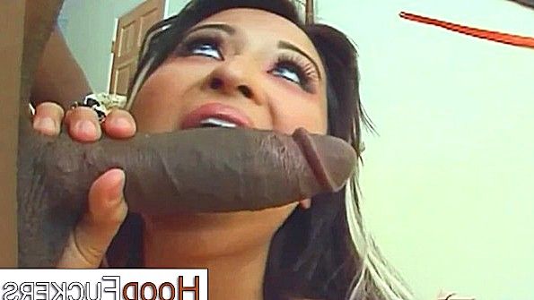 Они остановили девушку на улице и изнасиловали её возле полицейской машины