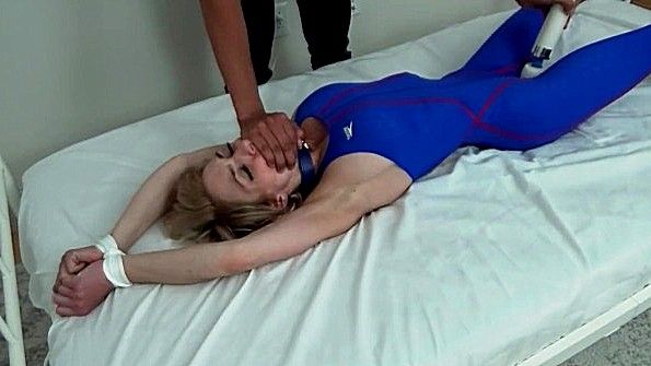 Рыжеволосая девушка занимается страстным сексом