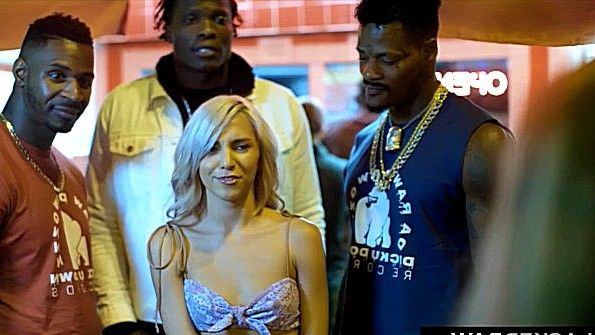 Он лижет ей задницу и доводит её до оргазма