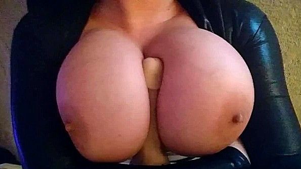 Дочь занимается сексом со своим отцом на стуле