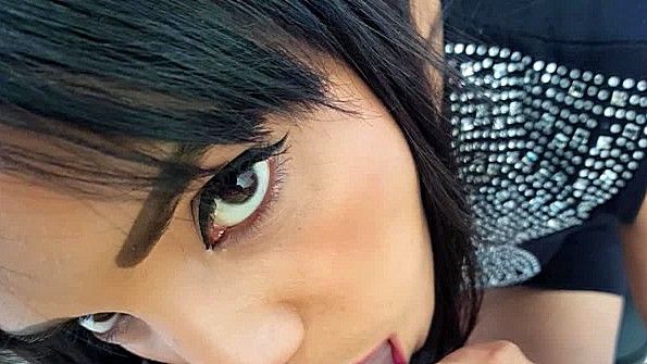 Он пристаёт к своей девушке и предлагает ей заняться лесбийским сексом