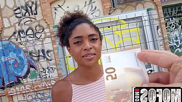 Великолепная индийская женщина испытывает сильное возбуждение от собственных ласк