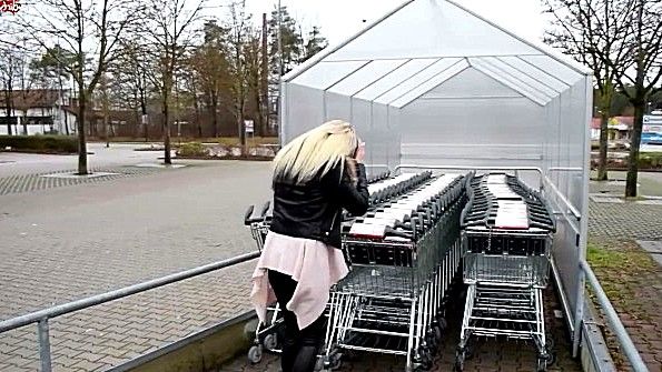 Две молодые женщины заставили пожилого мужчину заняться сексом