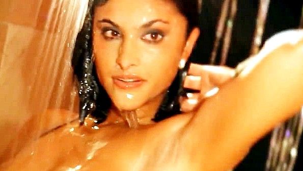 Девушка в наручниках доставляет удовольствие мужскому пенису