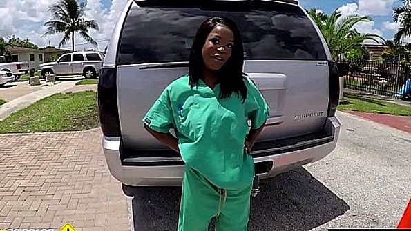 Тайскую женщину жёстко трахает мужчина