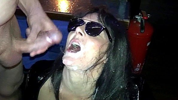 Он заковал руки рабыни в наручники за спиной и заставил её вступить с ним в половую связь