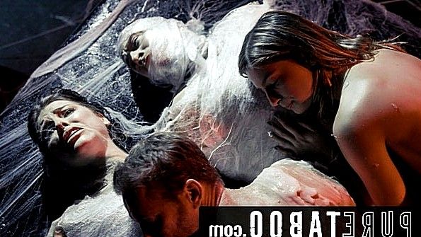 Худенькая женщина оседлала член парня