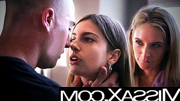 Похотливая, большезадая шлюха быстро отдаётся чернокожему парню