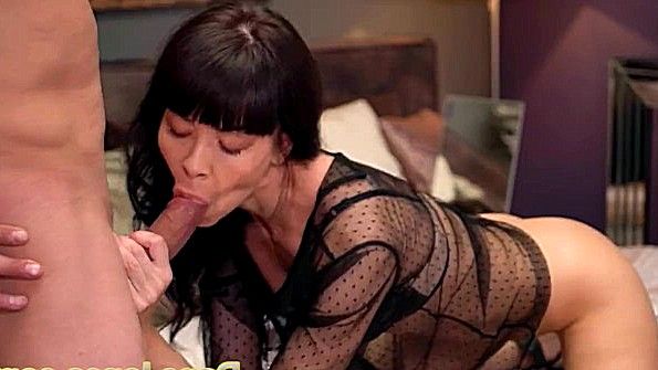 Деревенская девушка занимается сексом с парнями на улице