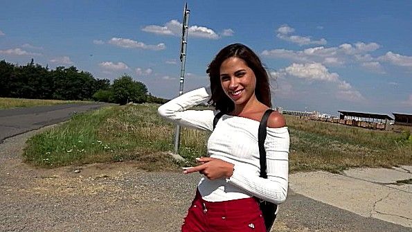 Раб в клетке лижет отверстия своей госпожи сквозь прутья клетки